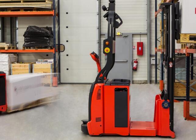 AGV自動化叉車與傳統(tǒng)叉車的區(qū)別