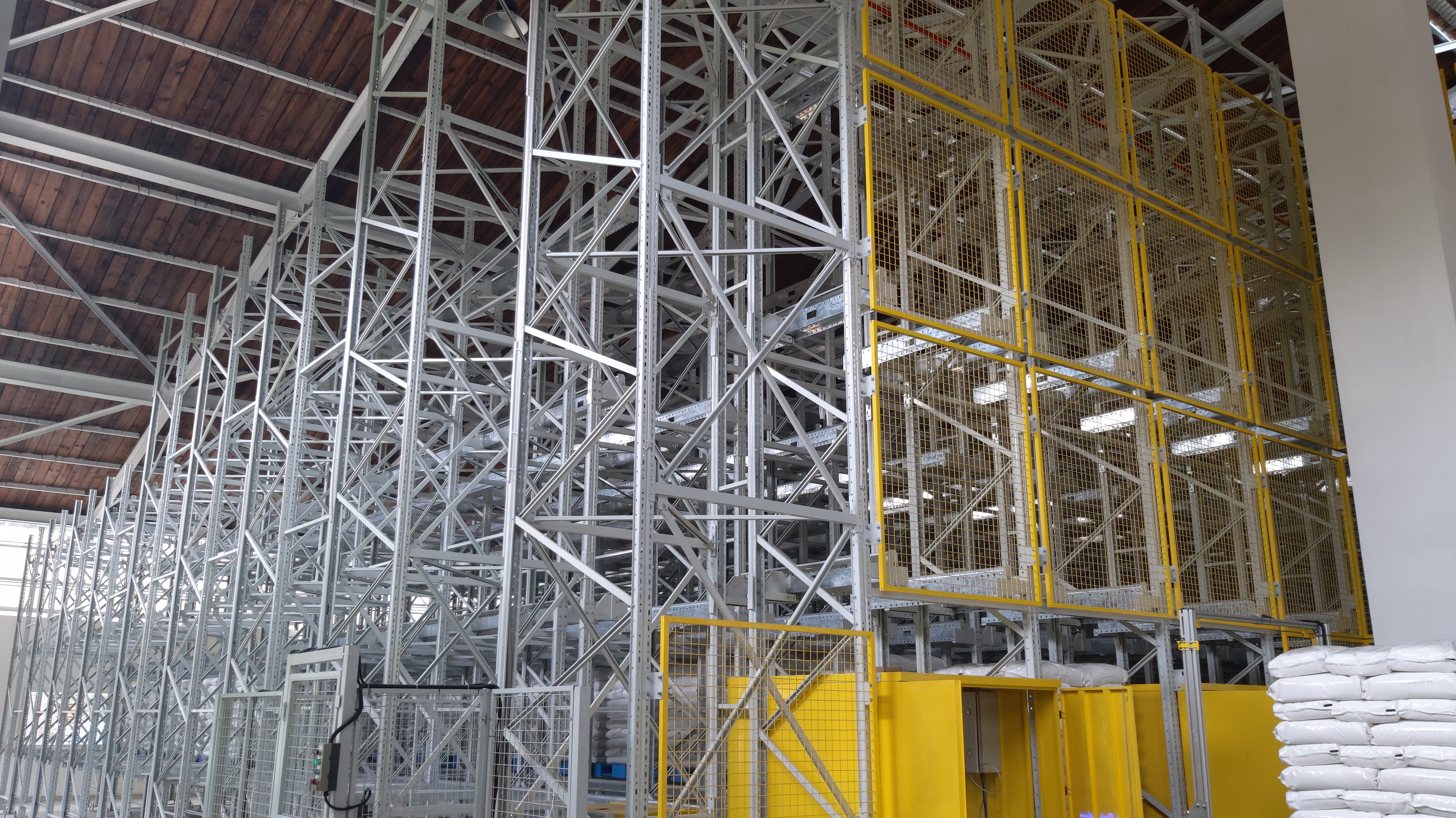 四向穿梭車立庫為什么會儲存更多？